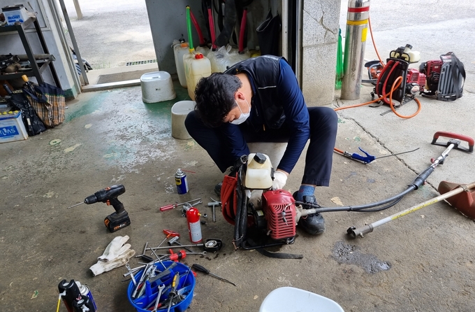 남양주시농업기술센터는 추석을 앞두고 사용이 많은 동력 예취기 사고를 막기위해 9월 17일까지 무상 점검을 해주고 안전 교육도 살시한다. 사진은 수리센터에서 예취기를 점검하는 모습.(사진=남양주시 제공)