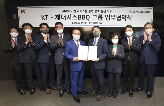 KT가 국내 치킨 프랜차이즈 제너시스BBQ와 인공지능(AI) 및 디지털 전환(DX) 분야 협력을 위한 업무협약(MOU)를 체결했다. (사진=KT 제공)