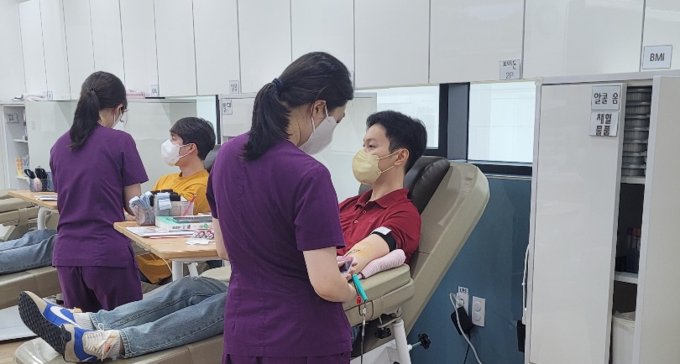 한국국토정보공사 경기남부지역본부 광주지사가 광주 헌혈카페에서 헌혈 활동을 실시했다. (사진=한국국토정보공사 경기남부지역본부 제공)