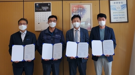 한국가스안전공사 경기중부지사, 서울도시가스, 대륜이엔에스, 인천도시가스 관계자들이 31일 ‘유관기관 협력 ESG(환경, 사회, 지배구조)경영 실천 협약’을 체결하고 포즈를 취하고 있다. (사진=한국가스안전공사 경기중부지사 제공)
