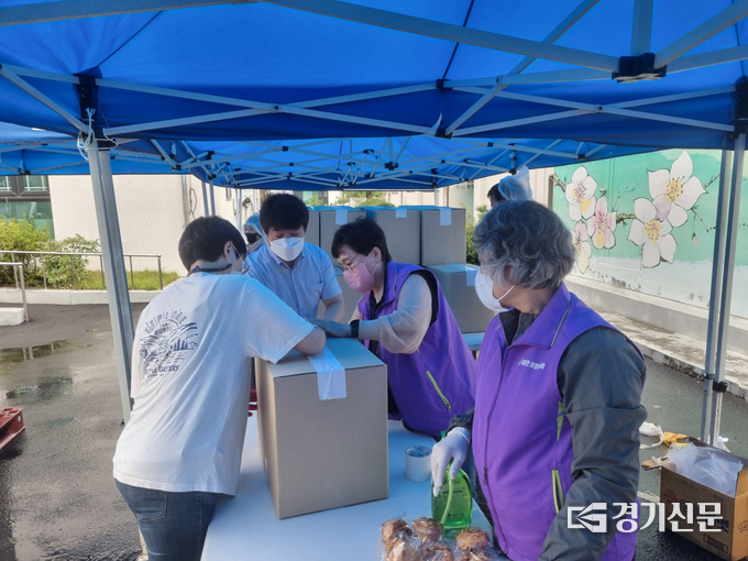 정진철 내촌면장(왼쪽에서 두번째)도 좋은 일에 한 손 거들었다. (사진=포천시 제공)