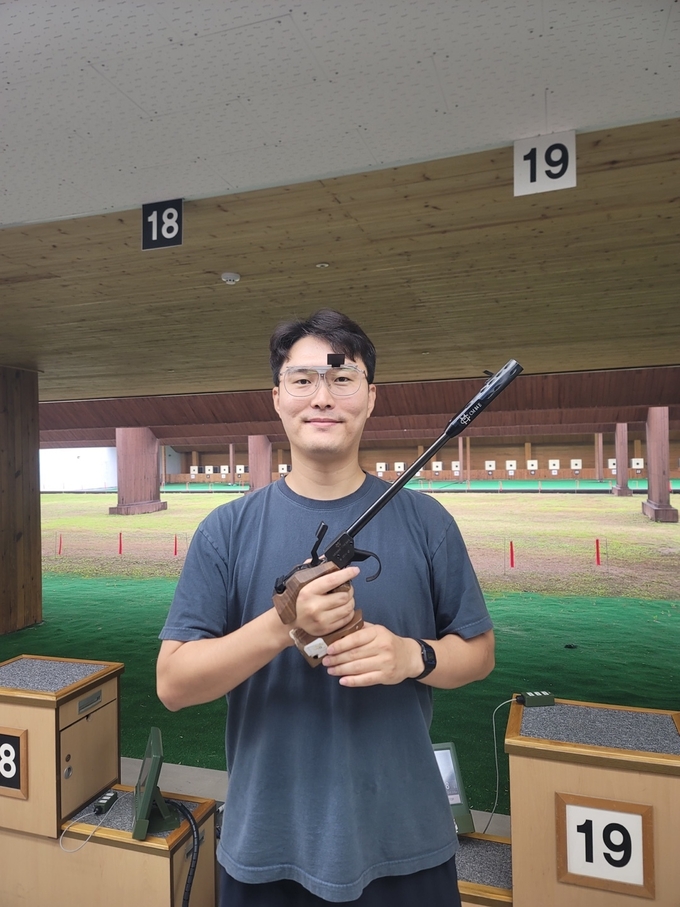 31일 경남 창원특례시 창원국제사격장에서 열린 2022 한화회장배 전국사격대회 남자일반부 50m 권총 개인전에서 우승을 차지한 경기도청 이대명이 기념사진을 찍고 있다. (사진=경기도청 사격팀 제공)