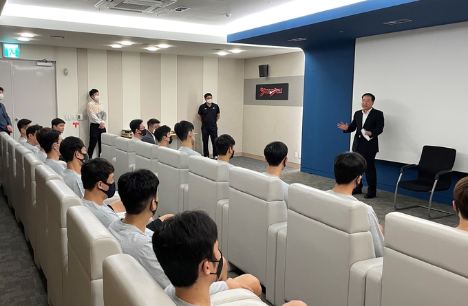 31일 수원 kt빅토리움 체육관에서 하윤기, 김준환 등 총 15명의 선수들이 '2022 선수단 교육'을 받고 있다. (사진=수원 kt소닉붐 제공)