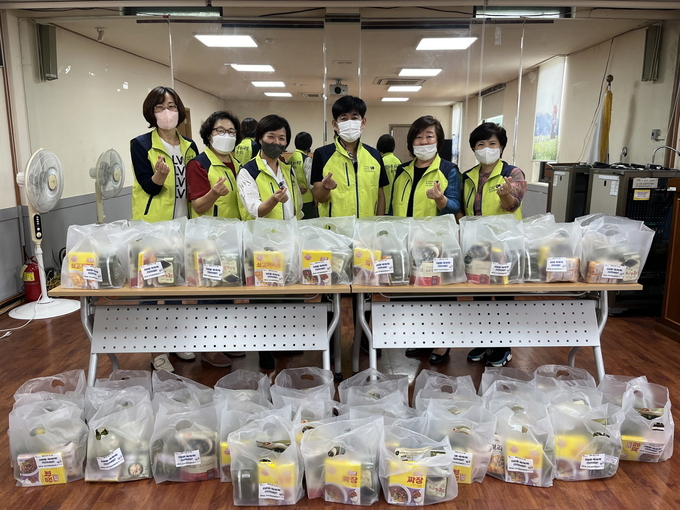 구리시 교문1동 지역사회보장협의체는 30일 저소득 독거어르신 54명에게 먹거리를 직접 전달하고 안부도 확인했다.(사진=구리시 제공)