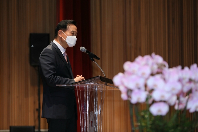  임태희 경기도교육감이 퇴임교원에게 훈‧포장과 표창장을 전수했다. (사진=경기도교육청 제공)