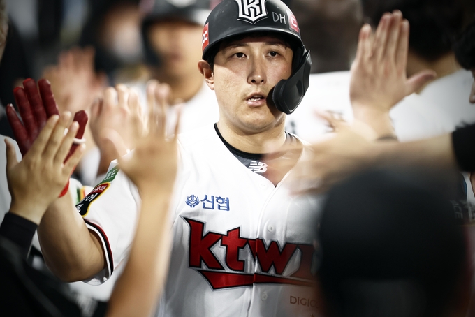 31일 수원 kt위즈파크에서 열린 2022 신한은행 쏠(SOL) KBO리그 두산 베어스와 kt 위즈의 경기에서 kt 황재균이 투런 홈런을 쏘아올리며 팀의 5-2 승리에 앞장섰다. (사진=kt 위즈 제공)