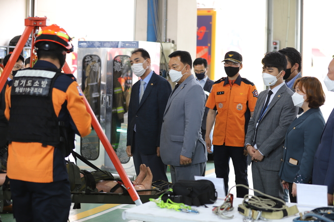 경기도의회 안전행정위원회 소속 의원들이 화성소방서를 방문해 주요 업무사항을 보고 받고 있다(사진=화성소방서 제공)