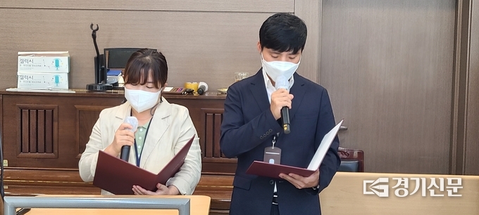 토지정보과 조상미 토지행정팀장과 지적정보팀 이호준 주무관이 공무원 헌장을 낭독하고 있다. (사진=문석완 기자)