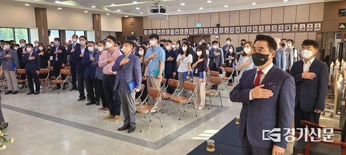 포천시청 3층 대회의실에서 9월 월례조회 참석자들이 국민의례를 하고 있다. 좌석 배치가 원형으로 되어 있다. (사진=문석완 기자)