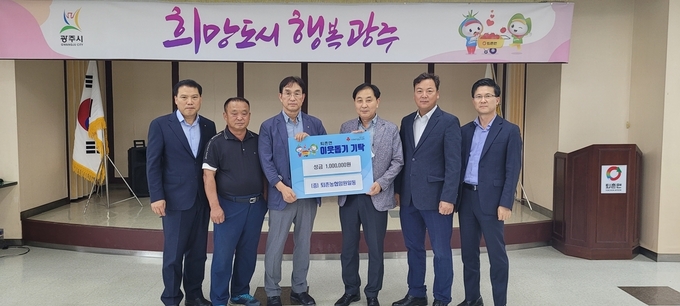 퇴촌농협 안진근 조합장등 관계자들이 퇴촌면(위)과 남종면(아래)을 방문해 수해를 입은 주민을 위해 써달라며 각각 100만원을 기탁하고 있다(사진=광주시 제공)
