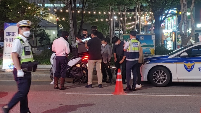 파주시가 이륜차 불법 개조 및 소음 합동단속을 실시하고 있다.(사진=파주시 제공)