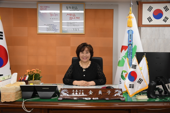 ‘동두천시 1일 명예시장’으로 위촉된 김정자 전 시의원.(사진=동두천시 제공)