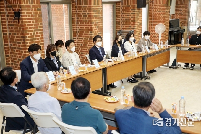 수원특례시의회 복지안전위원회는 8월 31일 장안구에 위치한 장애인 거주시설 ‘바다의 별’에서 정부의 장애인 탈시설화 정책에 대한 의견 청취 및 대책 마련을 위한 간담회를 가졌다. (사진=수원시의회 제공)
