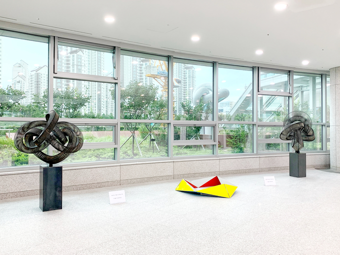 경기도의회·경기도청 3층 로비, (좌)박민수作 (중)송민철作 (우)박민수作. (사진=경기문화재단 제공)