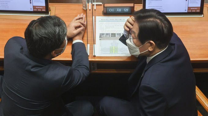 더불어민주당 이재명 대표(오른쪽)와 전해철 의원이 1일 국회에서 열린 본회의에서 대화를 나누고 있다. (사진=국회사진기자단)