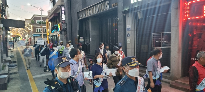동두천경찰서가 보산역 일원에서 추석 명절 前 범죄예방을 위한 합동캠페인을 실시했다.(사진=동두천경찰서 제공)