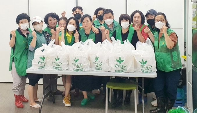 동두천시 송내동 새마을부녀회가 추석을 앞두고 소외계층 25가구에 명절 음식과 사랑의 밑반찬을 전달했다.(사진=동두천시 제공)