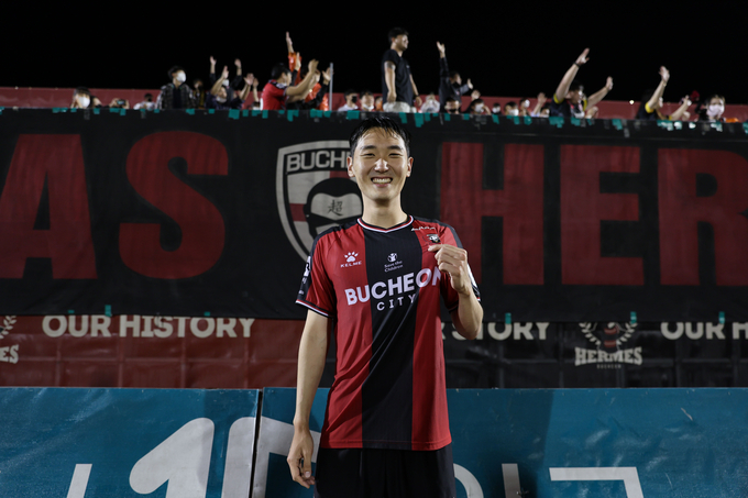 지난 달 30일 부천종합운동장에서 열린 하나원큐 K리그2 2022 36라운드 광주FC와 부천FC1995의 경기에서 프로 데뷔 첫 멀티골을 기록하며 부천의 2-1 승리에 앞장선 이시헌이 라운드 최우수선수(MVP)에 선정됐다. (사진=한국프로축구연맹 제공)