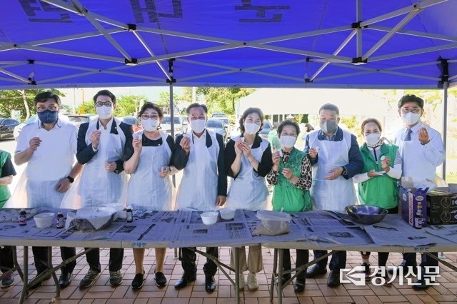 포천시의회 서과석 의장(왼쪽에서 네번째), 연제창 부의장(왼쪽 첫번째), 조진숙 의원(왼쪽 세번째), 김광열 포천농협조합장(오른쪽 세번째), 윤충식 경기도 의원(오른쪽 첫번째) 등도 좋은 일에 동참했다. (사진=군내면 제공)