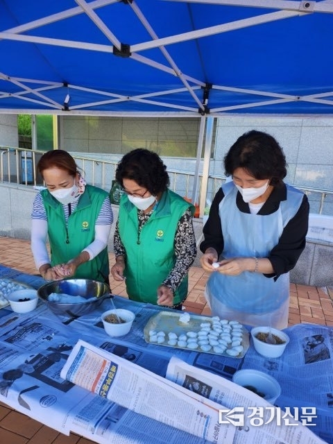 김수경 군내면장(오른쪽 첫번째). (사진=군내면 제공)