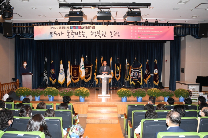 ‘2022년 양성평등주간 기념식’에서 축사를 하고 있는 박형덕 시장.(사진=동두천시 제공)