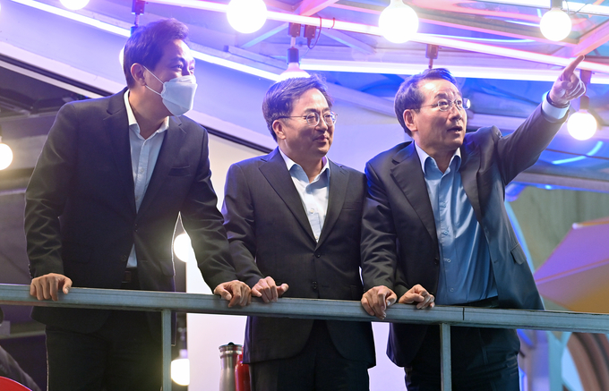 2일 인천 월미도에서 유정복 인천시장, 오세훈 서울시장, 김동연 경기도지사가 만나 이야기를 나누고 있다. ( 사진 = 인천시 제공 )