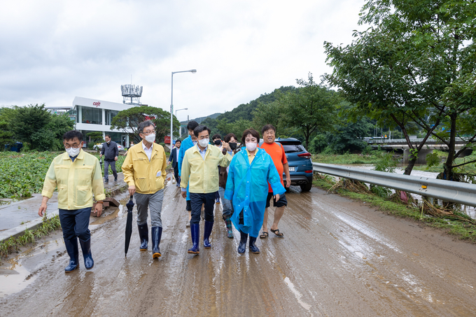 용인시 고기동 침수피해 현장 점검하는 김동연 경기도지사 (사진=경기도 제공)