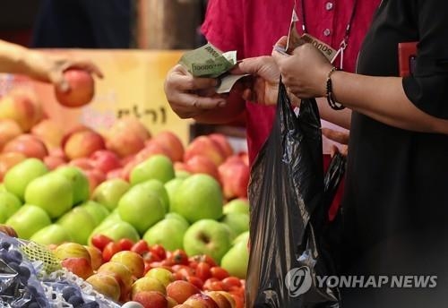 시장에서 장 보는 시민 (사진=연합뉴스/자료사진)