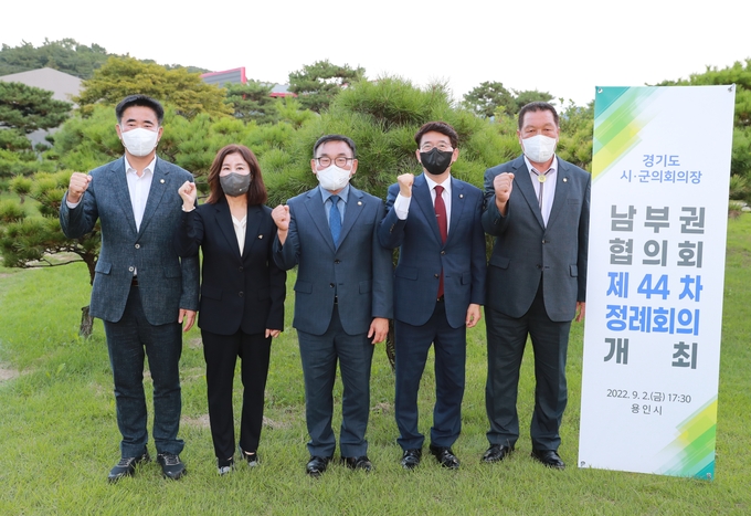 사진 왼쪽부터 성길용 오산시의회 의장, 김경희 화성시의회 의장, 윤원균 용인특례시의회 의장, 김기정 수원특례시의회 의장, 안정열 안성시의회 의장.(사진=용인시의회 제공)