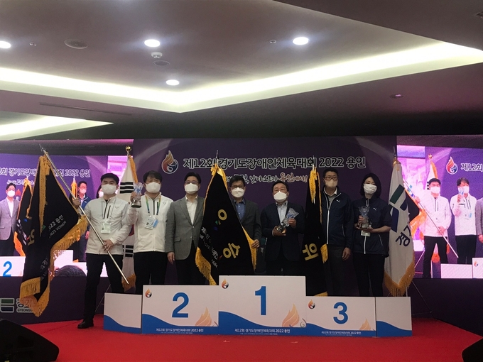 3일 용인특례시 미르스타디움 다목적홀에서 열린 제12회 경기도장애인체육대회 2022 용인 폐회식에서 6회 연속 종합우승을 차지한 수원시 선수단 김종환 수원시장애인체육회 수석부회장(오른쪽 세번째)과 이성금 사무국장(오른쪽 네번째)이 오병권 도 행정1부지사(왼쪽 세번째), 2위 성남시, 3위 부천시 선수단 관계자와 기념사진을 찍고 있다. (사진=정민수 기자)