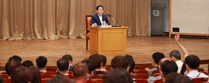 주광덕 남양주시장이 직원들과 소통하고 있다.(사진=남양주시 제공)
