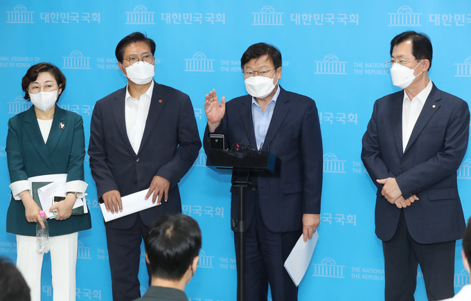 국민의힘 정점식 의원 등 재선의원들이 30일 오후 국회 소통관에서 당내 상황을 조기에 수습하기 위해 조속히 새 비대위 체제로 전환해야 한다는 성명을 발표한 뒤 취재진의 질문에 답하고 있다. 왼쪽부터 김정재, 송석준, 정점식, 이만희 의원. (사진=국회사진기자단/연합뉴스)
