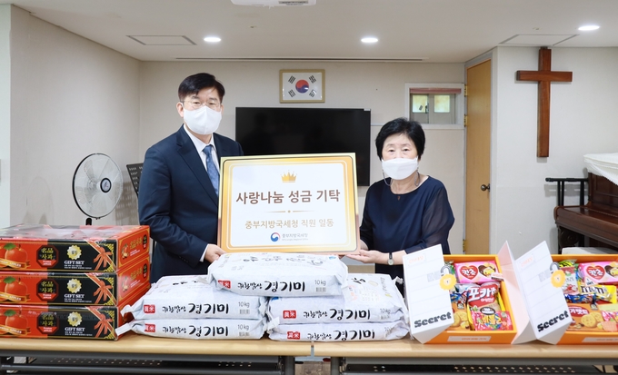 중부지방국세청이 추석 명정을 맞아 동광원에 위문품 및 성금을 전달했다. (사진=중부지방국세청 제공)