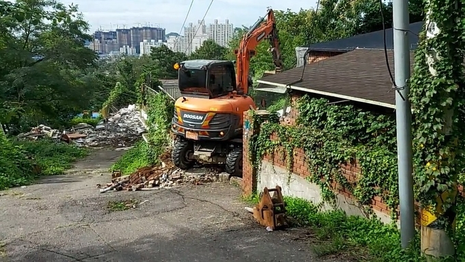 지난 3일 오전, 전날 강제 집행된 집이 철거되고 있다. ( 사진 = 효성구역 비대위 제공 )