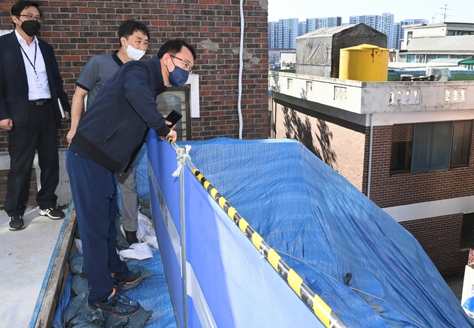 지난 1일 조청식 수원시 제1부시장이 호우로 옹벽이 무너졌던 고등동의 한 연립주택을 점검하고 있다. (사진=수원시 제공)