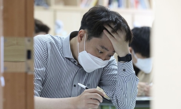 국민의힘 이준석 대표가 지난 4월 17일 국민의힘 6.1 지방선거 광역·기초의원 출마자 대상 공직후보자 기초자격평가(PPAT) 시험을 보고 있다. (사진=연합뉴스 제공)
