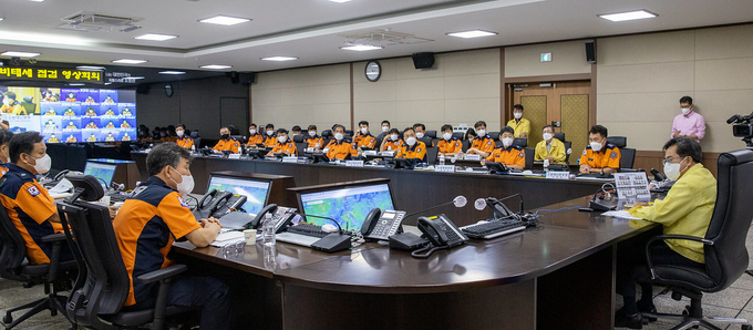 4일 오후 수원시 권선구 경기도소방재난본부에서 김동연 경기도지사가 남화영 경기도소방재난본부장, 고덕근 경기도북부소방재난본부장, 소방재난본부 과장, 소방서장 등과 함께 제11호 태풍 힌남노 북상 대비 긴급대응 대비태세 점검 등 영상회의를 하고 있다. (사진=경기도 제공)