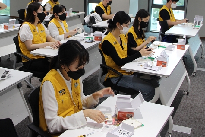 분당발전본부 나눔봉사단원들이 에너지 빈곤지역에 전달될 렌턴을 만들고 있다. (사진=밀알복지재단 제공)