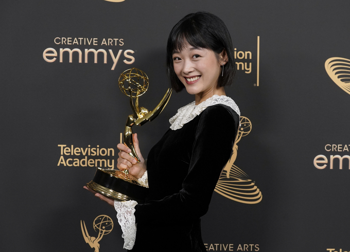 배우 이유미가 4일(현지시각) 미국 로스앤젤레스 마이크로소프트 극장에서 열린 제74회 크리에이티브 아츠 프라임타임 에미상(Creative Arts Primetime Emmy Awards) 시상식에서 '오징어 게임'으로 게스트상을 수상하고 포즈를 취하고 있다. (사진=로스앤젤레스 AP/연합뉴스 제공)