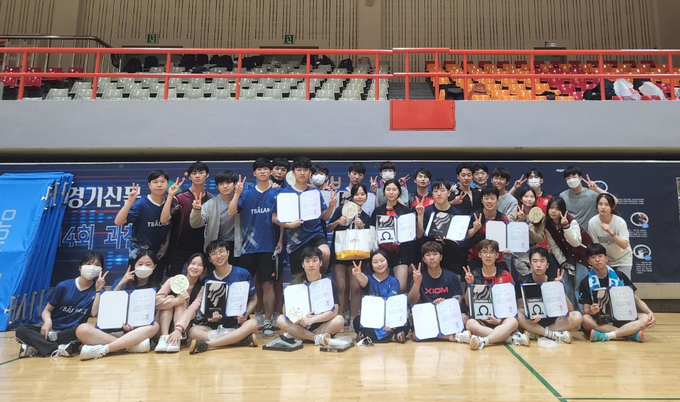 4일 과천시민회관 대체육관에서 막을 내린 제14회 과천시 토리아리배 전국오픈 생활체육탁구대회에서 입상 선수들이 기념사진을 찍고 있다. (사진=과천시탁구협회 제공)
