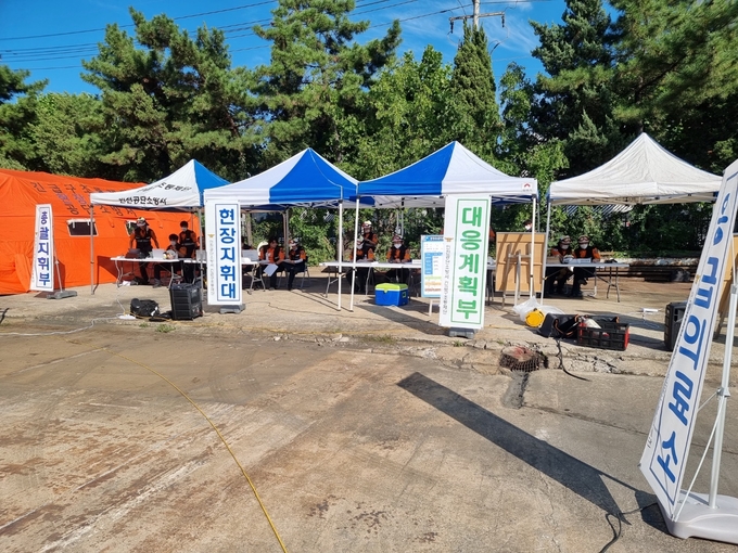 지난 2일 오후 남동구 한 공장에서 공단소방서가 긴급구조통제단 불시가동훈련을 진행하고 있다. ( 사진 = 공단소방서 제공 )
