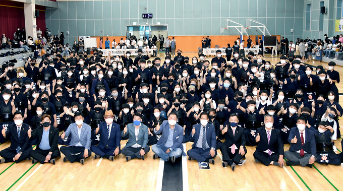 제1회 파주시장배 생활체육 검도대회에서 김경일 시장(사진 앞줄 가운데)과 참가자들이 기념촬영을 하고있다.(사진=파주시 제공)