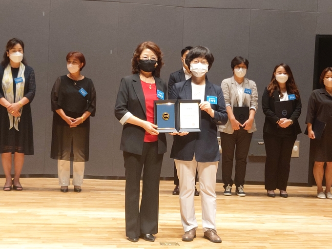 동두천시 여성단체협의회 이계순 전 회장이 2022년 경기도 양성평등주간 기념행사에서 양성평등 유공 수상자로 선정되었다.(사진=동두천시 제공)