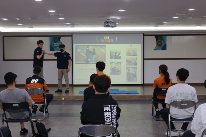 구리소방서는 5일, 최근 빈발하는 119구급대원 폭행을 예방하고 효과적 대응을 위한 교육을 실시했다.(사진=구리소방서 제공)