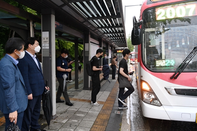 오병권 경기도 행정2부지사가 지난 7월 21일 광역버스 입석문제 해소를 위해 현장점검을 진행했다. (사진=경기도 제공)