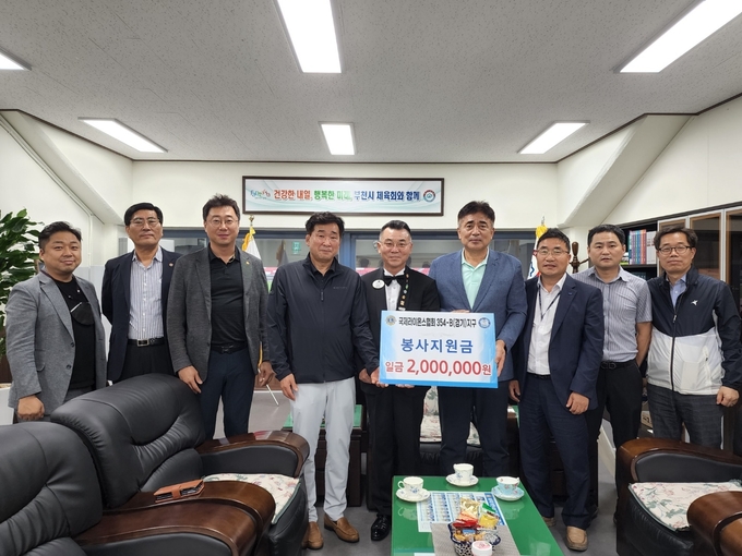 국제라이온스협회 경기354ㅡB지구 이기열 총재가 5일 부천시체육회 회장실에서 봉사지원금 200만원을 전달했다. 왼쪽 네번째부터 윤창희 부천시청 레슬링 감독, 이기열 총재, 정윤종 부천시체육회장, 김주일 부천시레슬링협회장. (사진=부천시레슬링협회 제공)