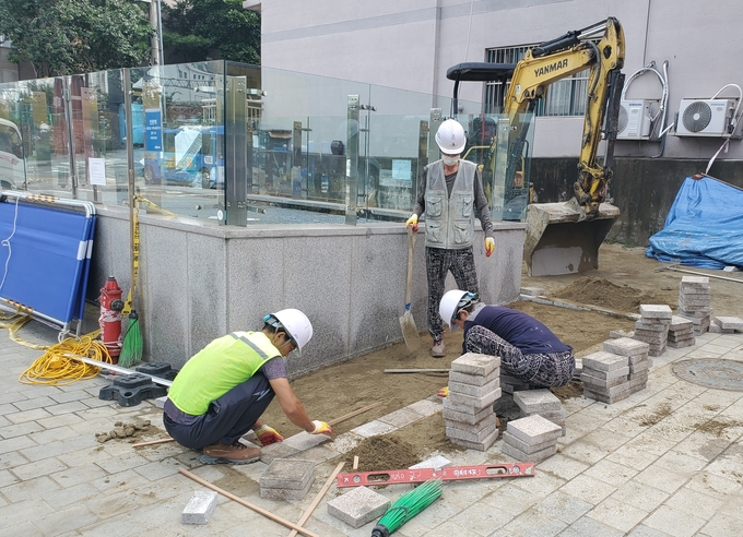 지난달 31일 인천역 인근에서 발생한 지반침하 임시 보수를 하고 있다. ( 사진 = 독자 제공 ) 
