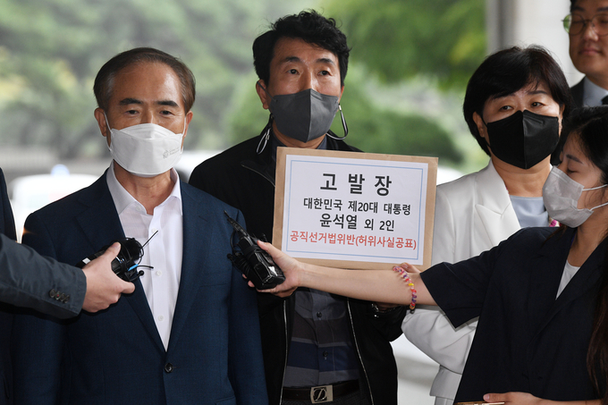 불어민주당 양부남 법률위원장(왼쪽)이 5일 서울 서초구 서울 중앙지검에서 '윤석열 대통령을 공직선거법상 허위사실공표 혐의'로 고발하는 고발장을 제출하기에 앞서 취재진 질문에 답하고 있다. 사진 왼쪽부터 양부남 법률위원장, 이재휘 민원법률국장, 서영교 최고위원. (사진=국회사진기자단/연합뉴스)