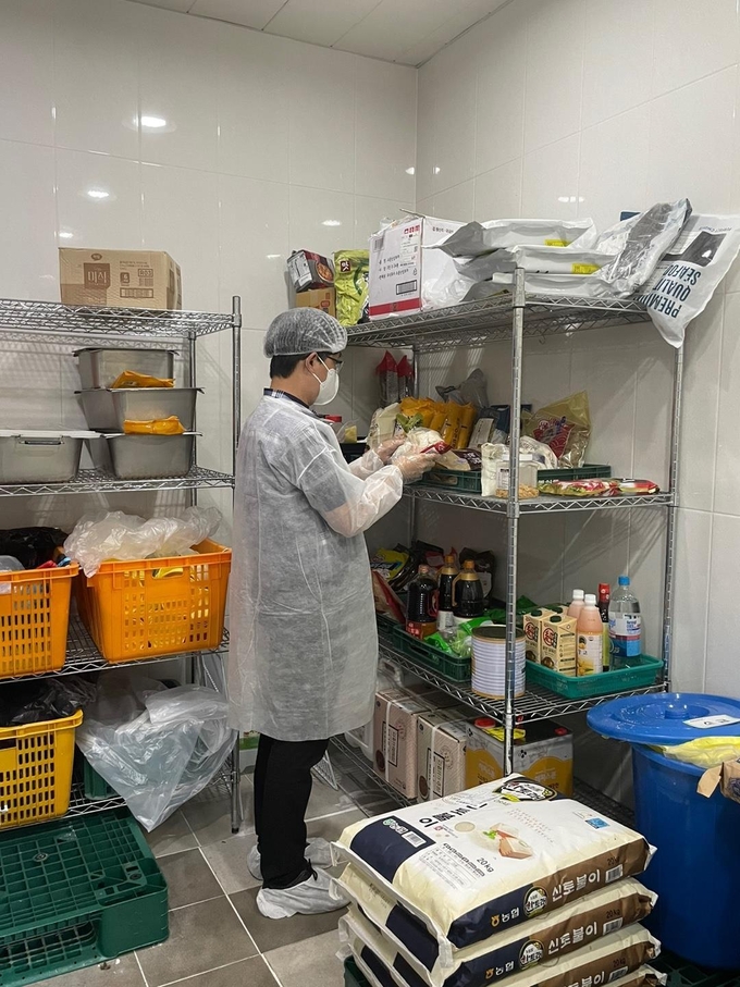 경기도가 학교급식 식재료 공급업체를 점검하고 있다. (사진=경기도 제공)