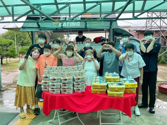 BBQ의 ‘찾아가는 치킨릴레이’가 비비카와 함께 포천 남사랑의 집을 방문했다. (사진=제너시스BBQ 제공)
